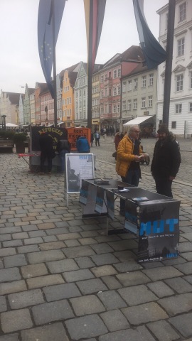 Gute Gespräche am mut-Infotisch in Landshut