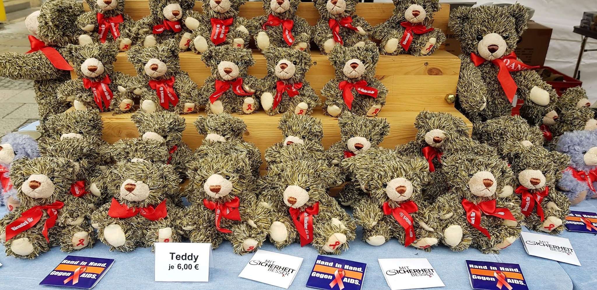 Teddybären-Verkauf zugunsten der Münchner Aids-Hilfe
